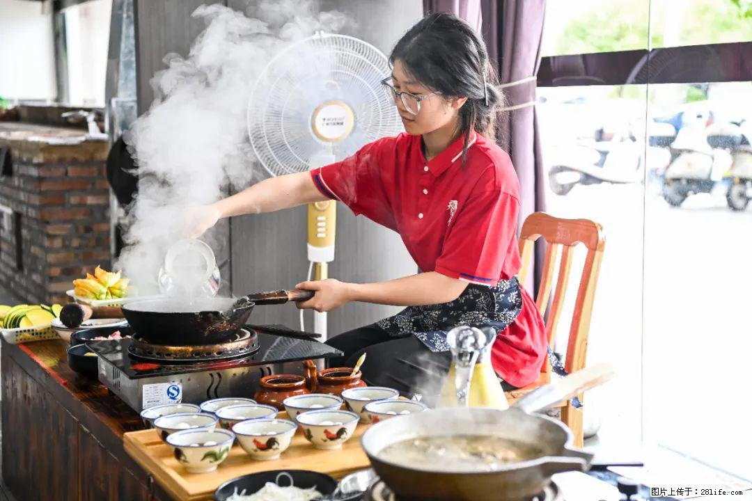 全网追的“扁担女孩”，找了一份暑假工，时薪12元 - 崇左生活资讯 - 崇左28生活网 chongzuo.28life.net
